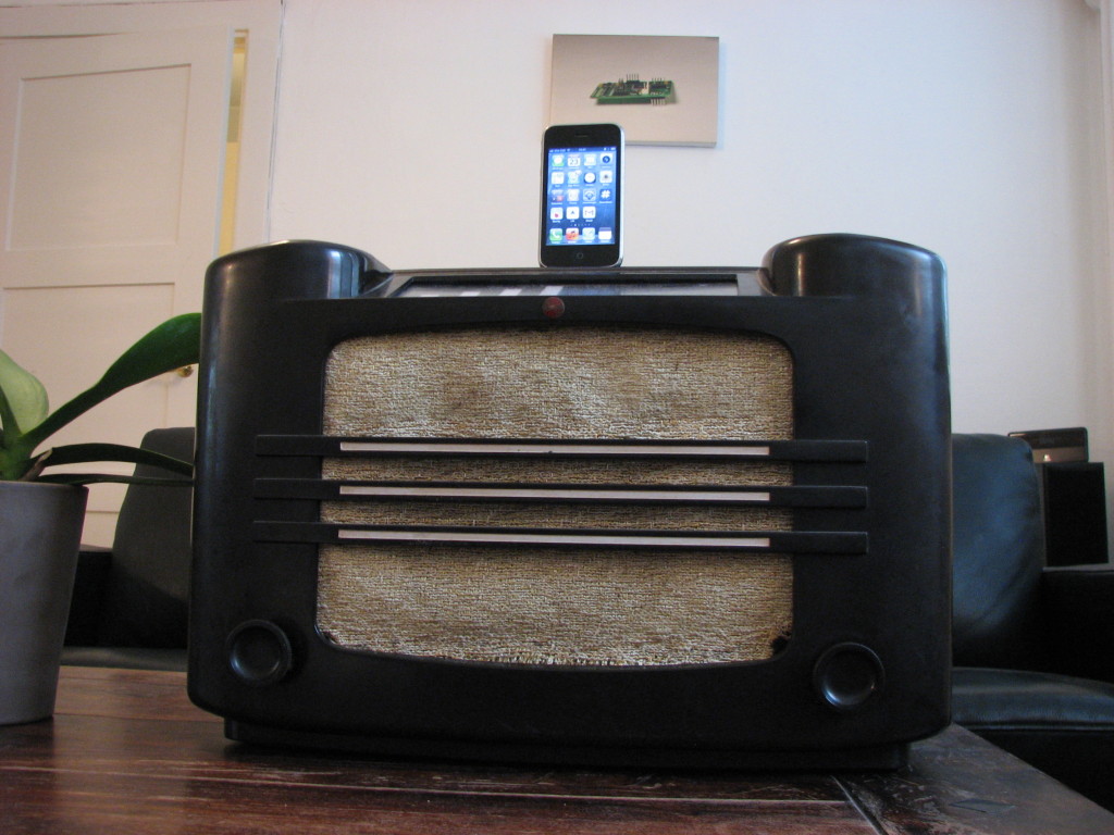 Vintage radio hacked into a docking station | Arduino Blog