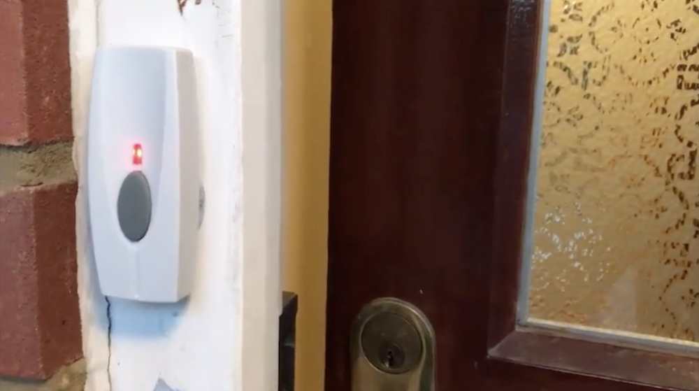 Betinget Nogen faldt Custom “doorbell” flashes house lights for the hearing impaired | Arduino  Blog
