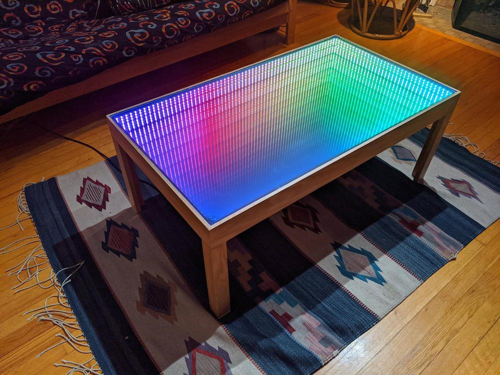 Esta mesa de centro con espejo infinito avergüenza a otros muebles de la  sala - Electrogeek