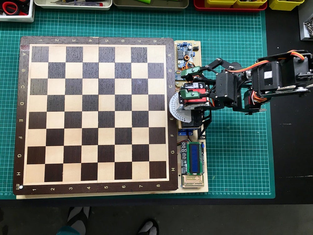 Arduino moves chess pieces using AI