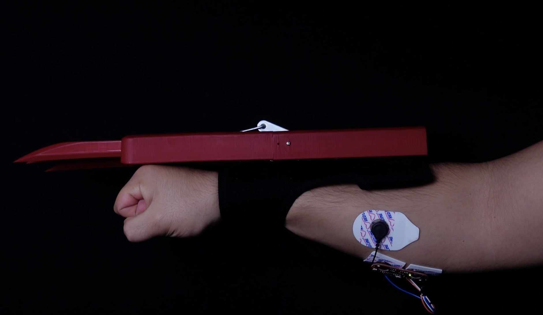 Channel your inner Wolverine with these 3D-printed, muscle-controlled