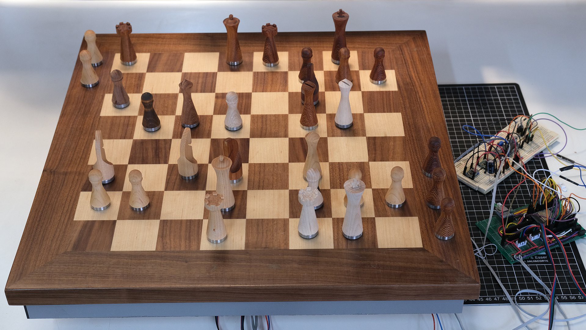 No opponent nearby? Not a problem! This automatic chessboard lets