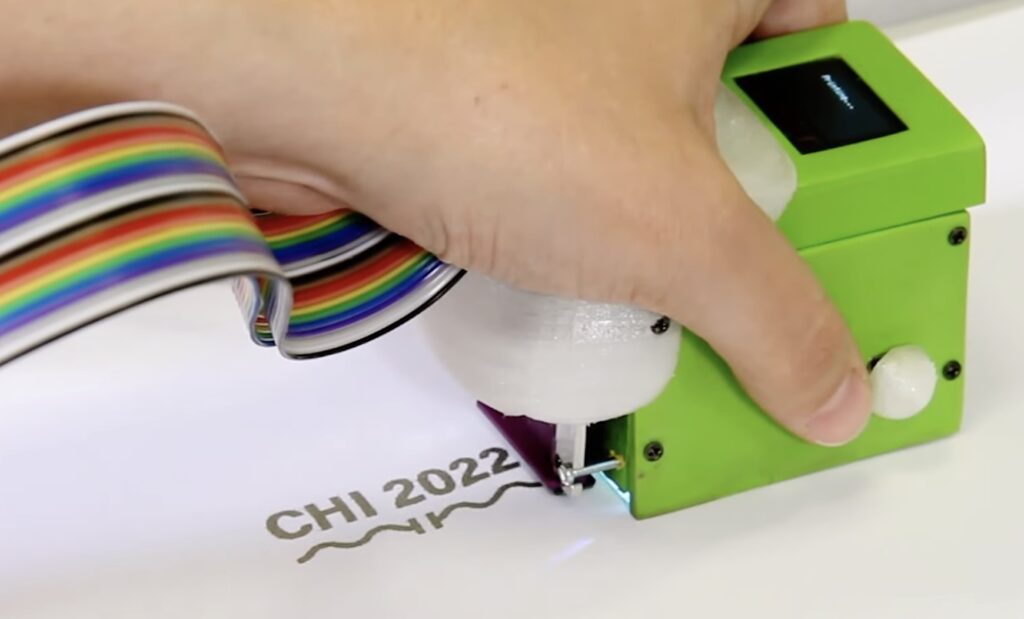 Esta impresora de tinta conductiva inteligente facilita que cualquier persona dibuje un circuito