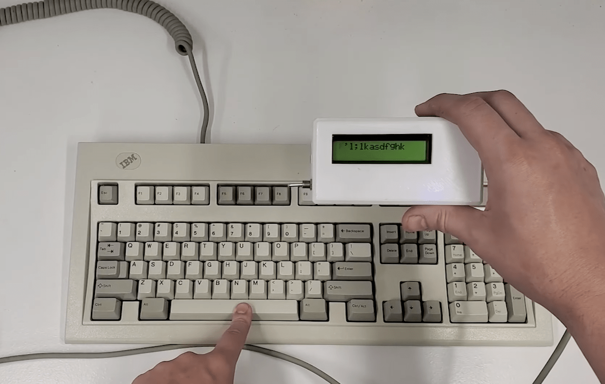 Este pequeño dispositivo puede probar miles de teclados PS/2 antiguos