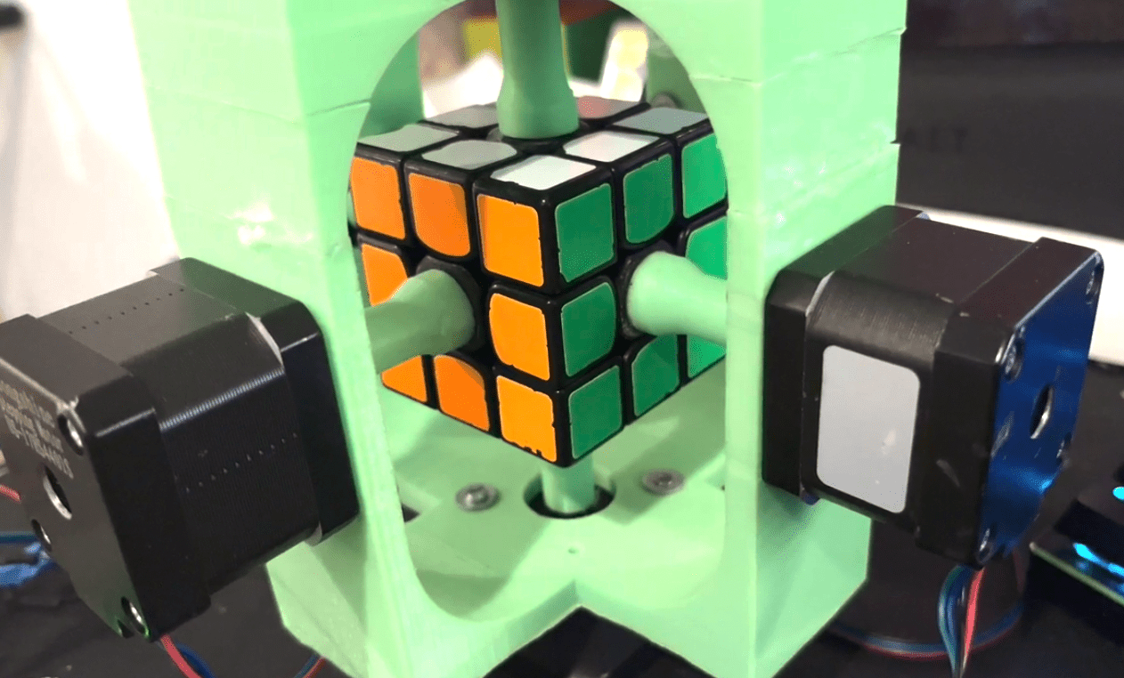 Arduino-controlled robot solves Rubik’s Cubes in a couple seconds