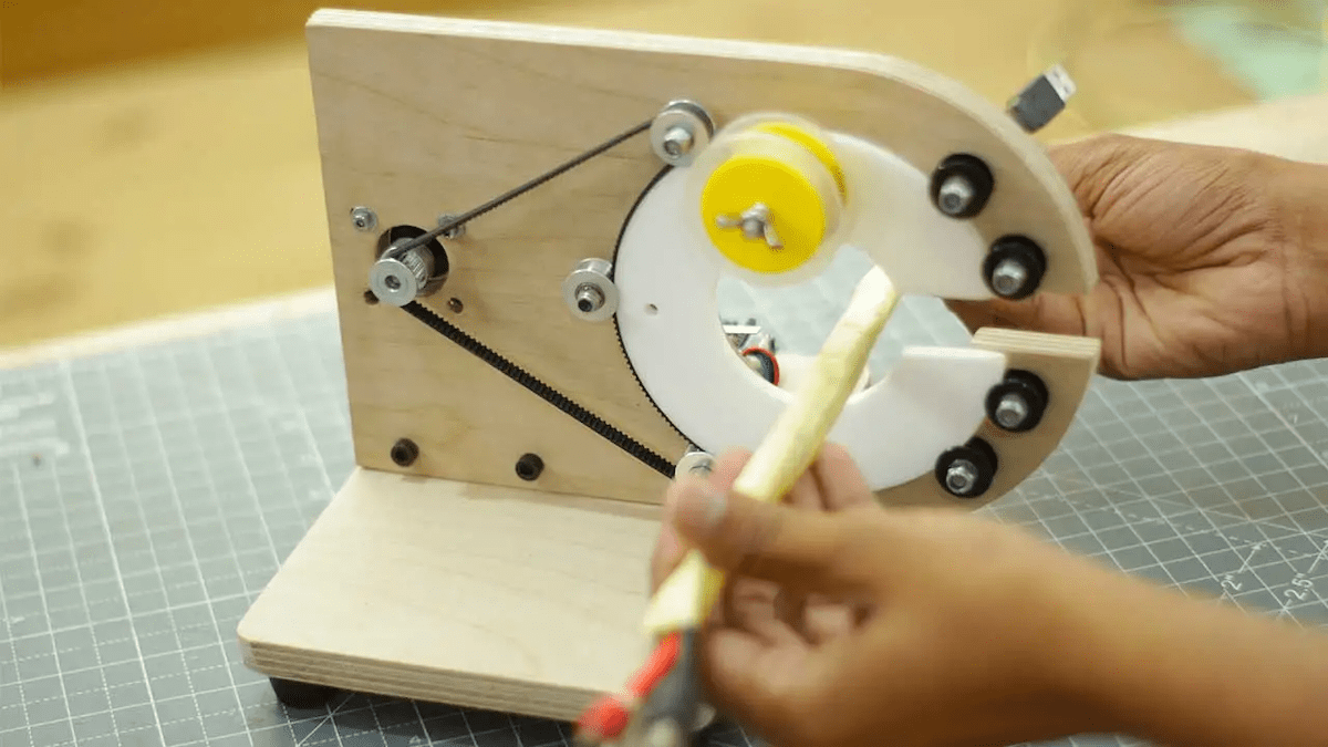 Esta máquina de envolver facilita la creación de arneses de cables