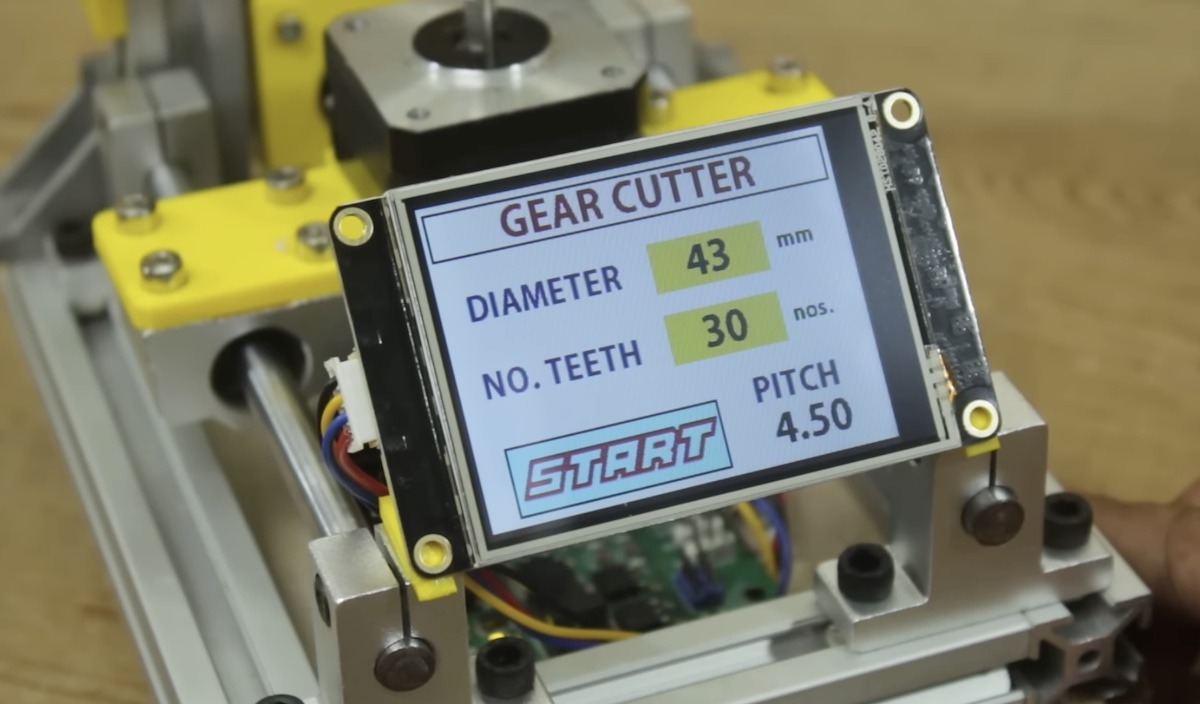 Diese handliche Maschine schneidet automatisch Zahnräder aus Kunststoff