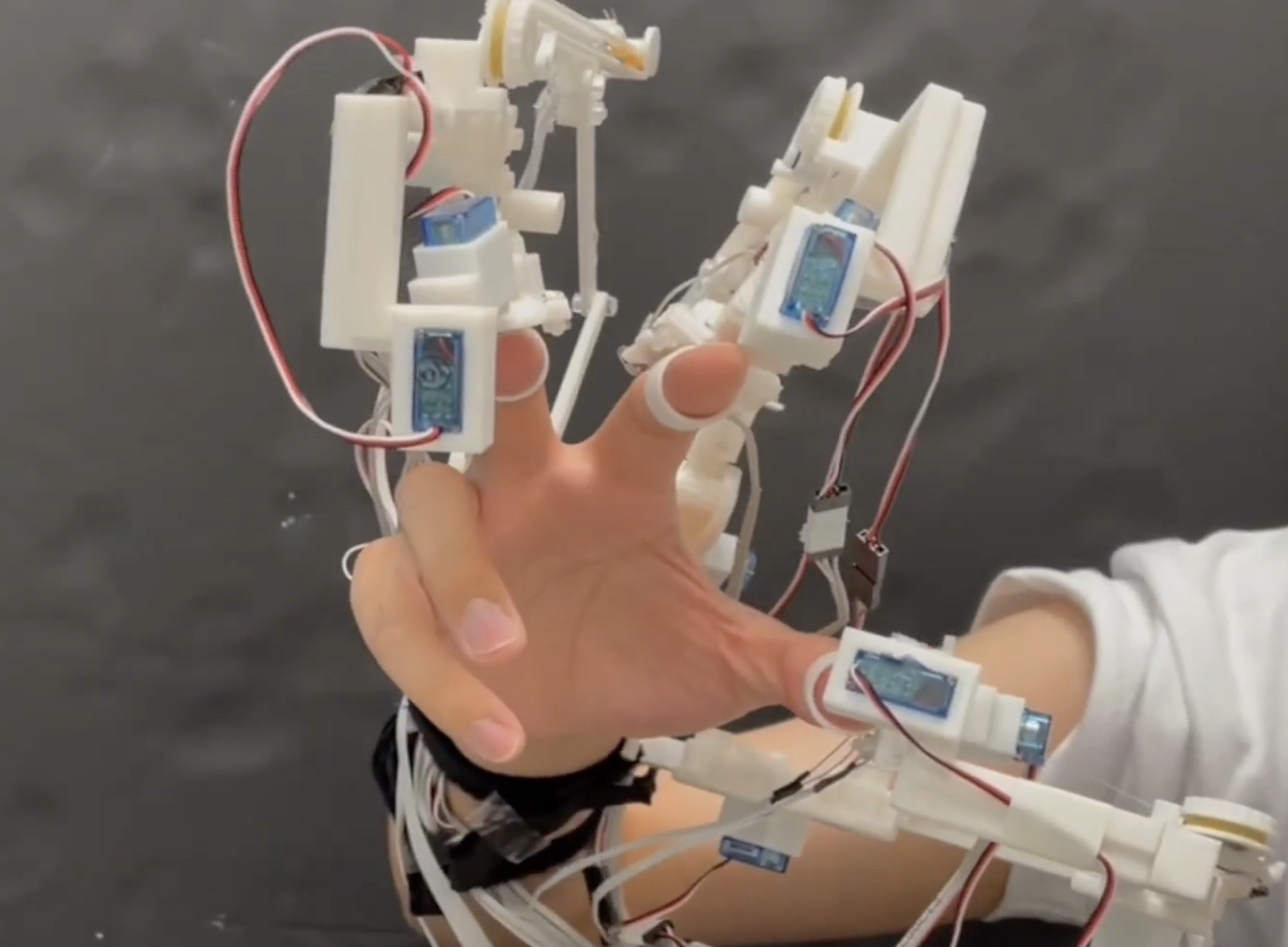 This strange exoskeleton glove enables VR force feedback