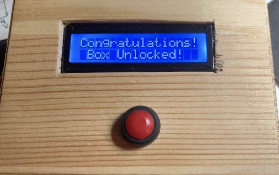 This reverse geocache gift box opens at specific GPS coordinates | Arduino Blog