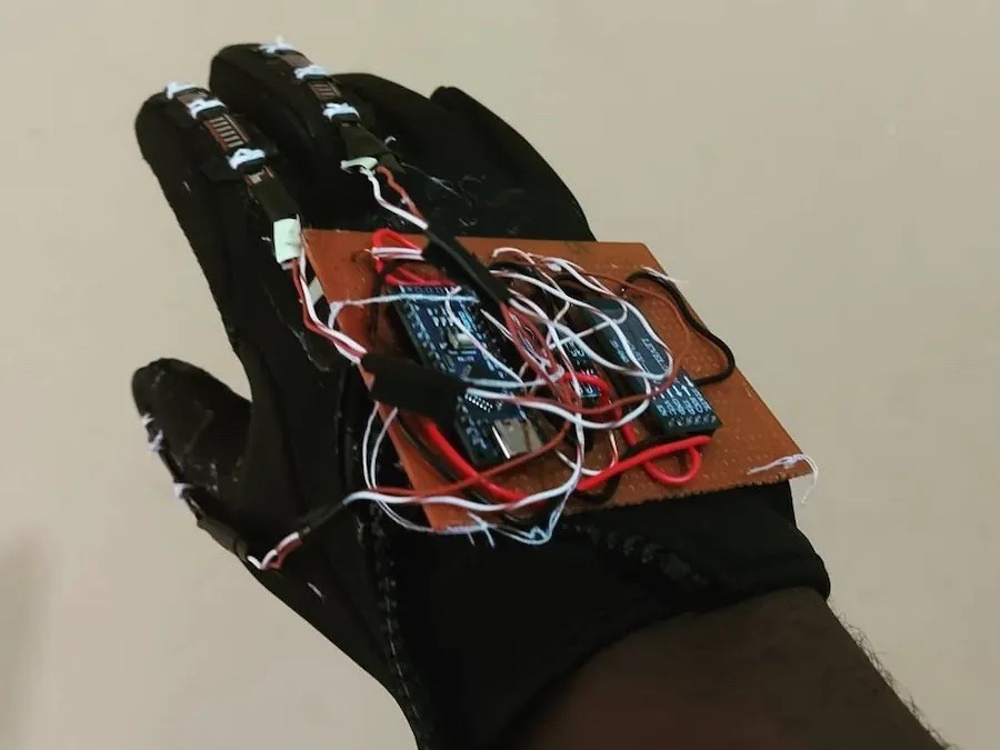 Este guante traduce el lenguaje de señas usando un conjunto de sensores
