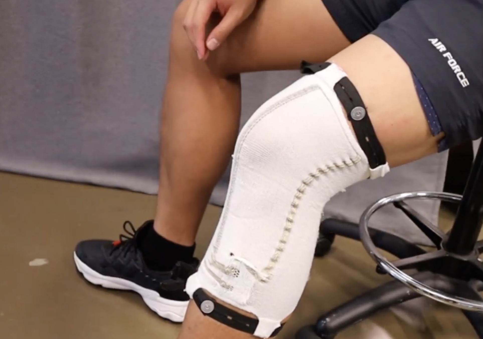 This stretchable wearable sensor provides accurate knee tracking