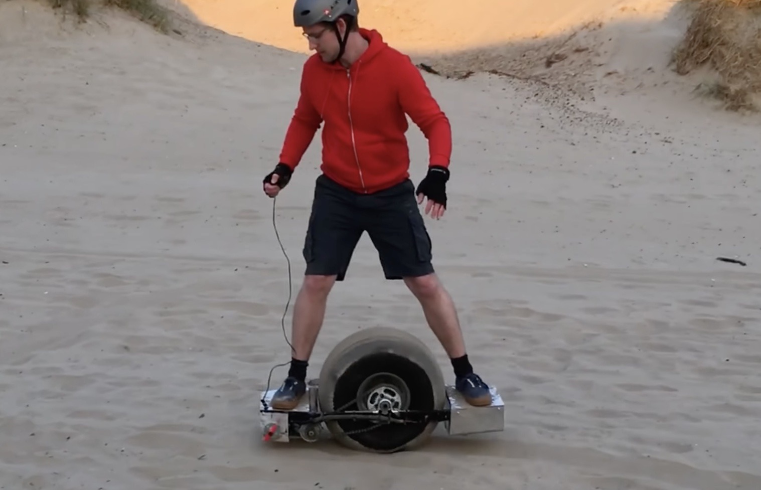 Mega-Wheelie puts Onewheel skateboards to shame