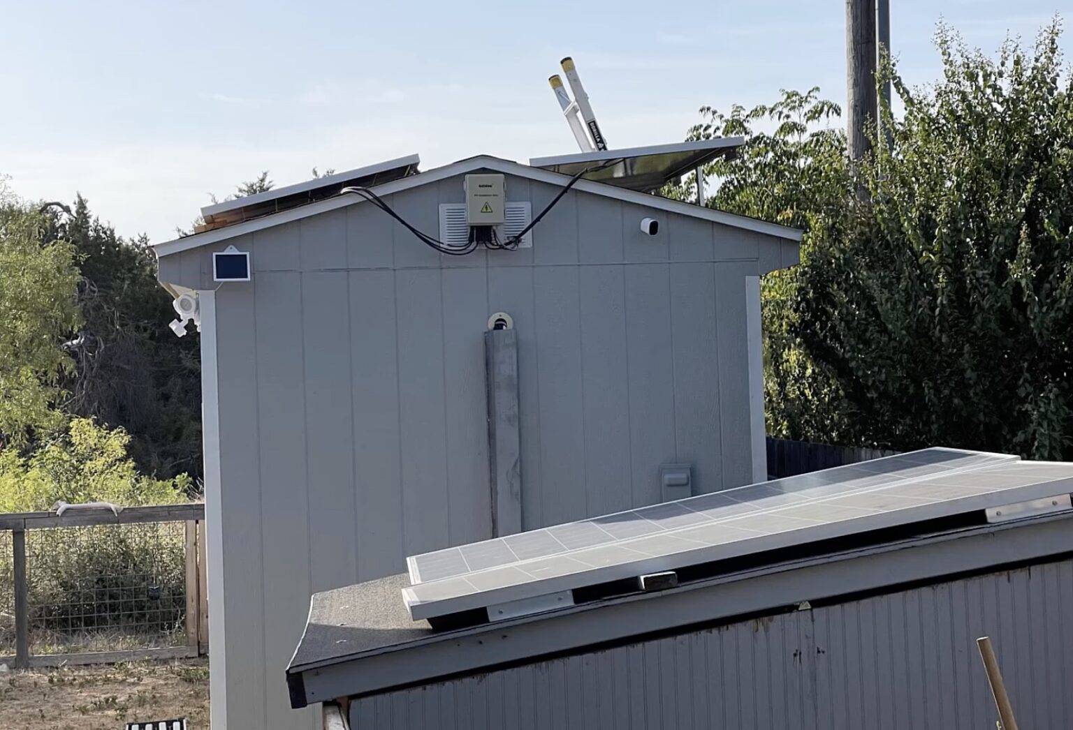 A simple single-axis sun tracker to maximize solar output | Arduino Blog