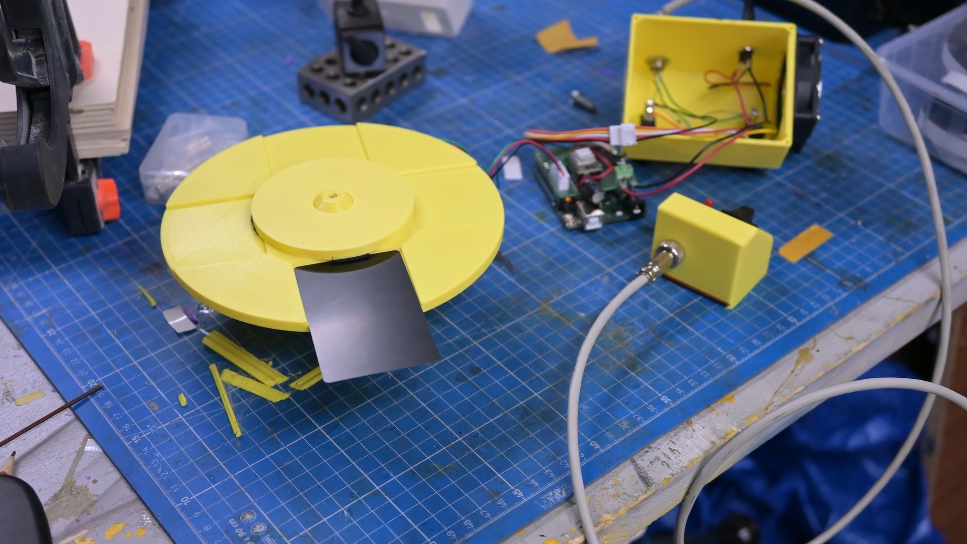 Mejore las velocidades de grabado láser con un plato giratorio controlado por Arduino