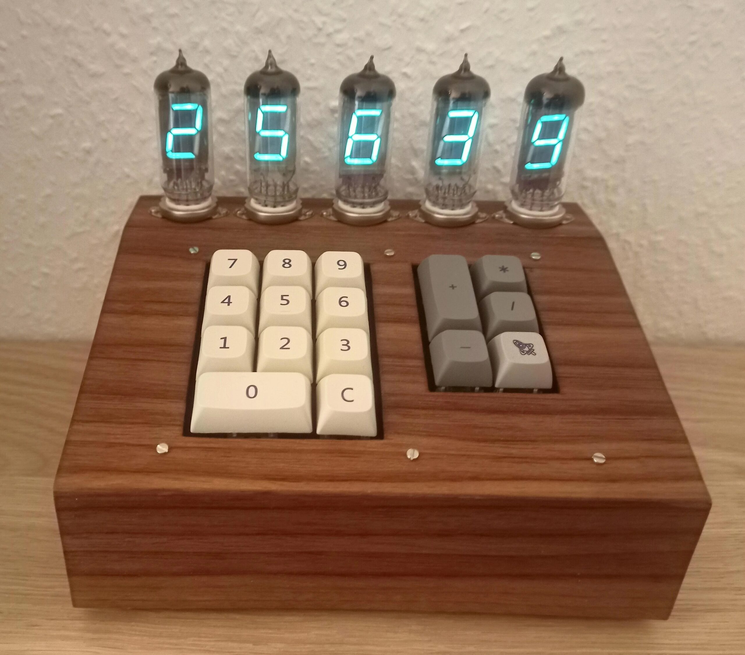 A beautiful custom calculator built with IV-12 VFD tubes