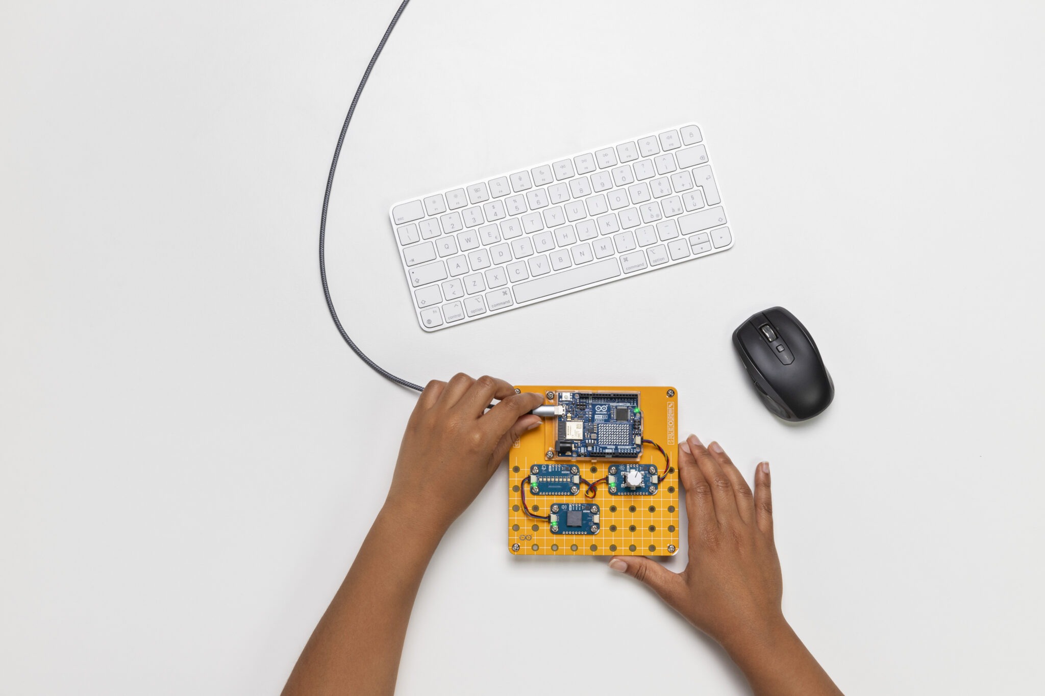 The Arduino Plug and Make Kit is a whole new “starter kit” experience