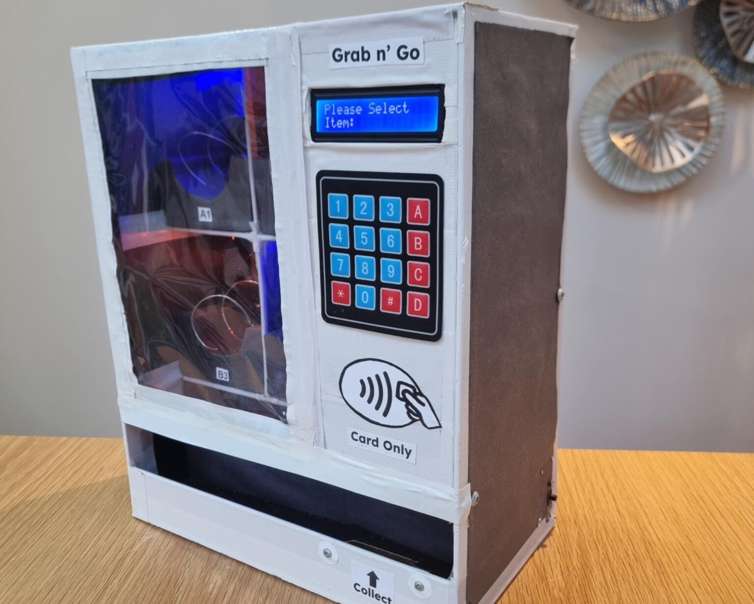 A desktop-sized DIY vending machine for your room | Arduino Blog